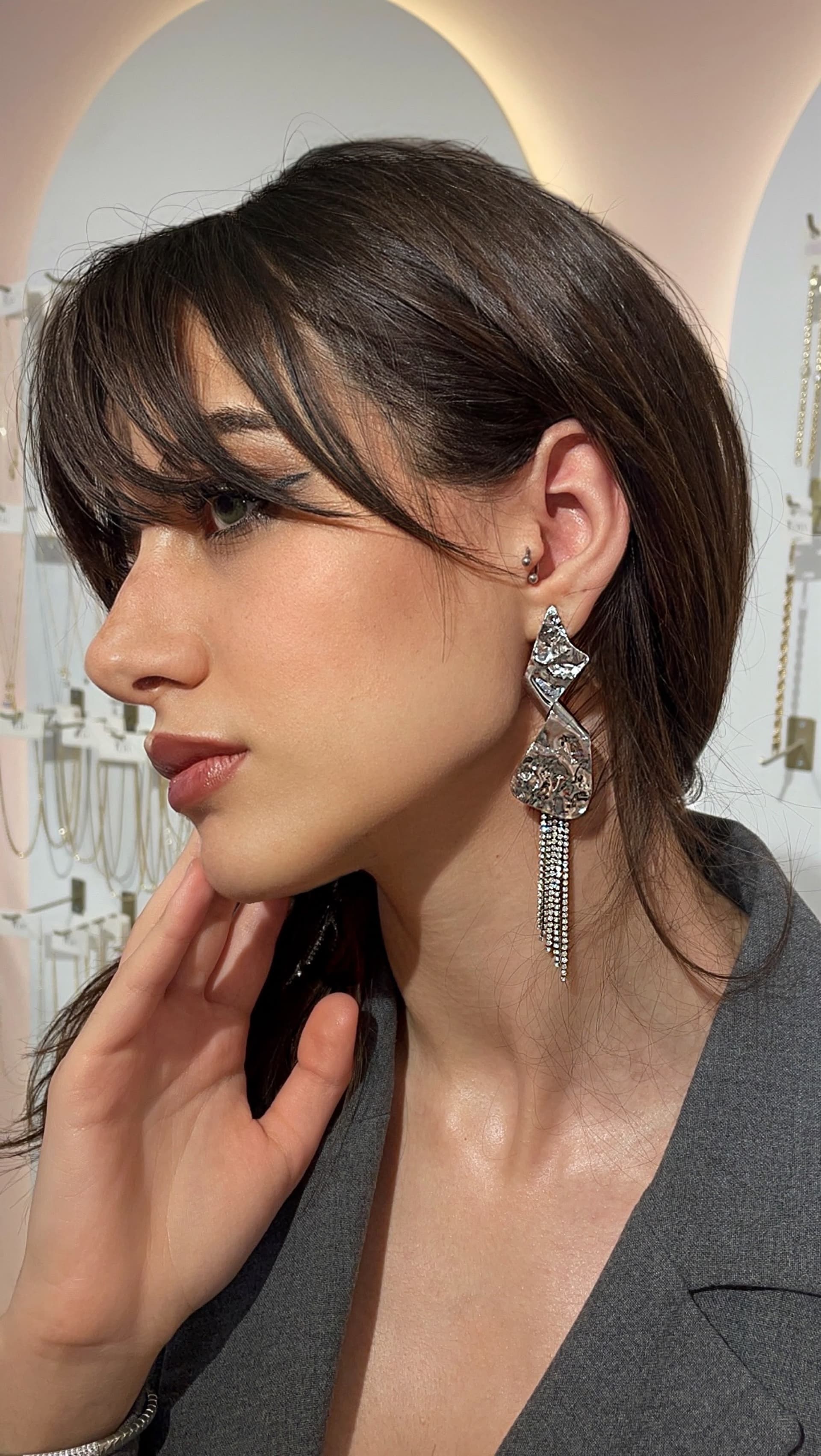 Modelin kulağında İlora gümüş şelale küpe