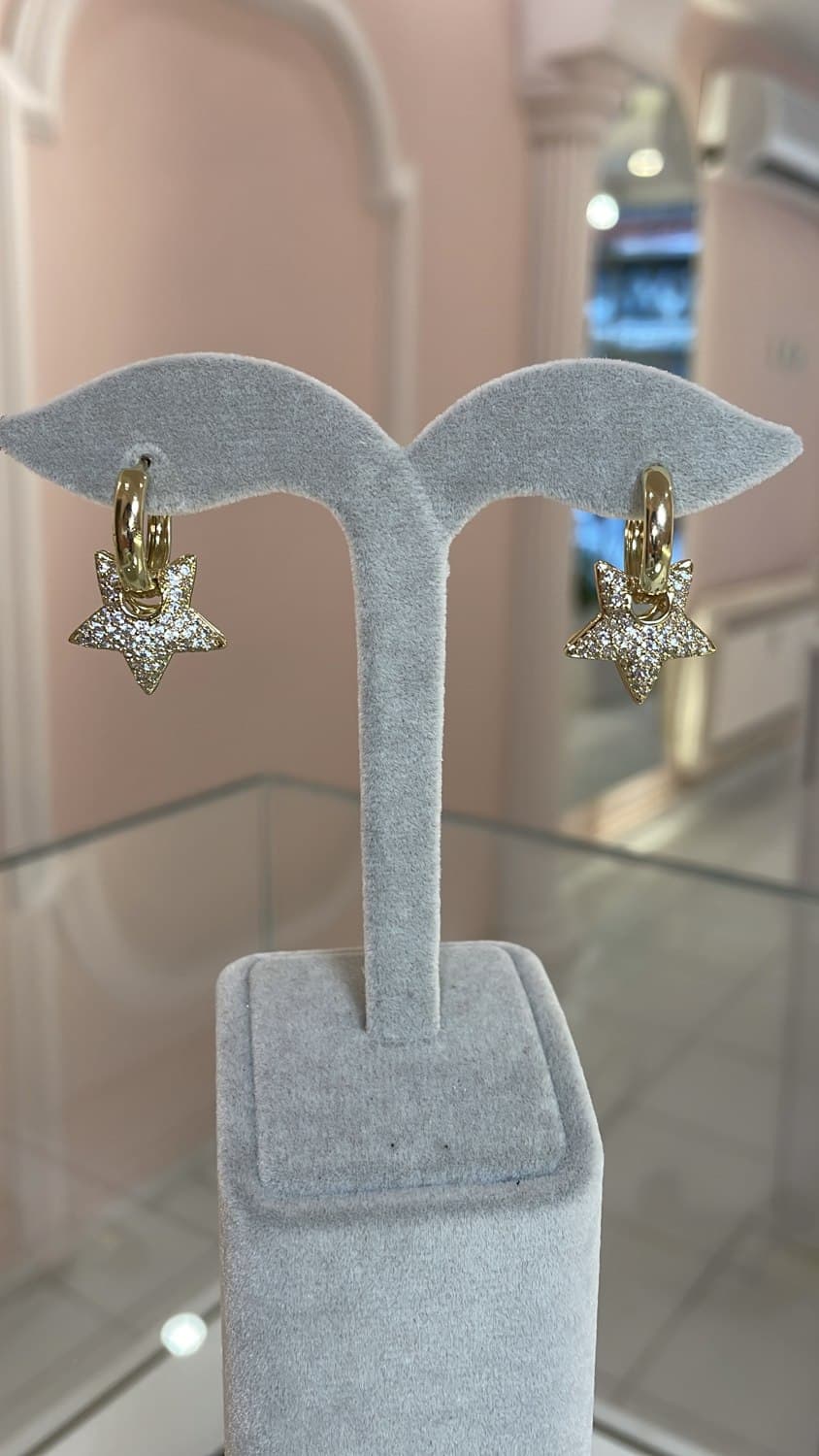 Altın halkadan sallanan pavé zirkonlu yıldızlı İlora Starlight küpe