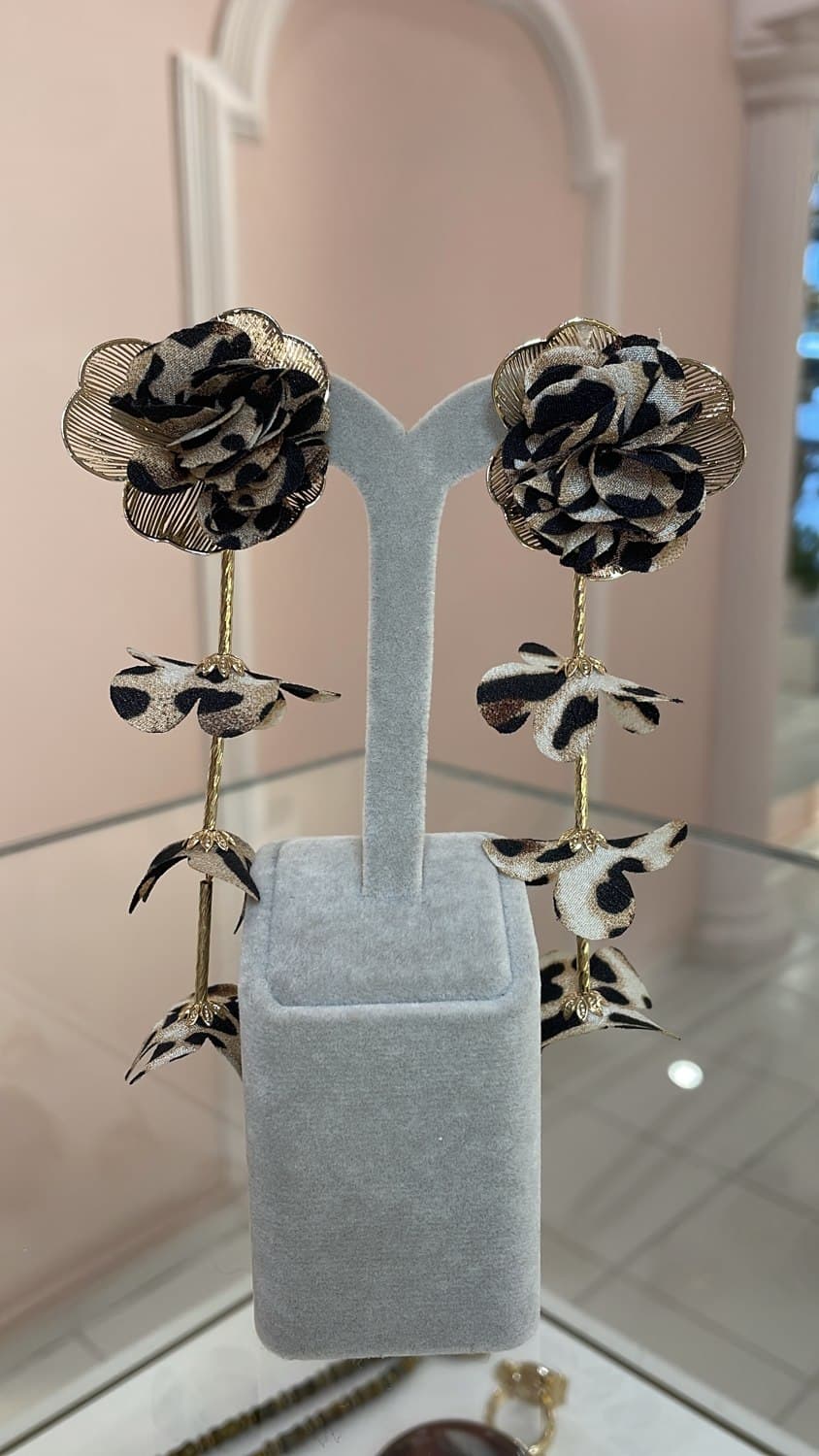 Leopar desenli kumaş güller ve dökülen yapraklardan oluşan uzun İlora Wild Bloom küpe