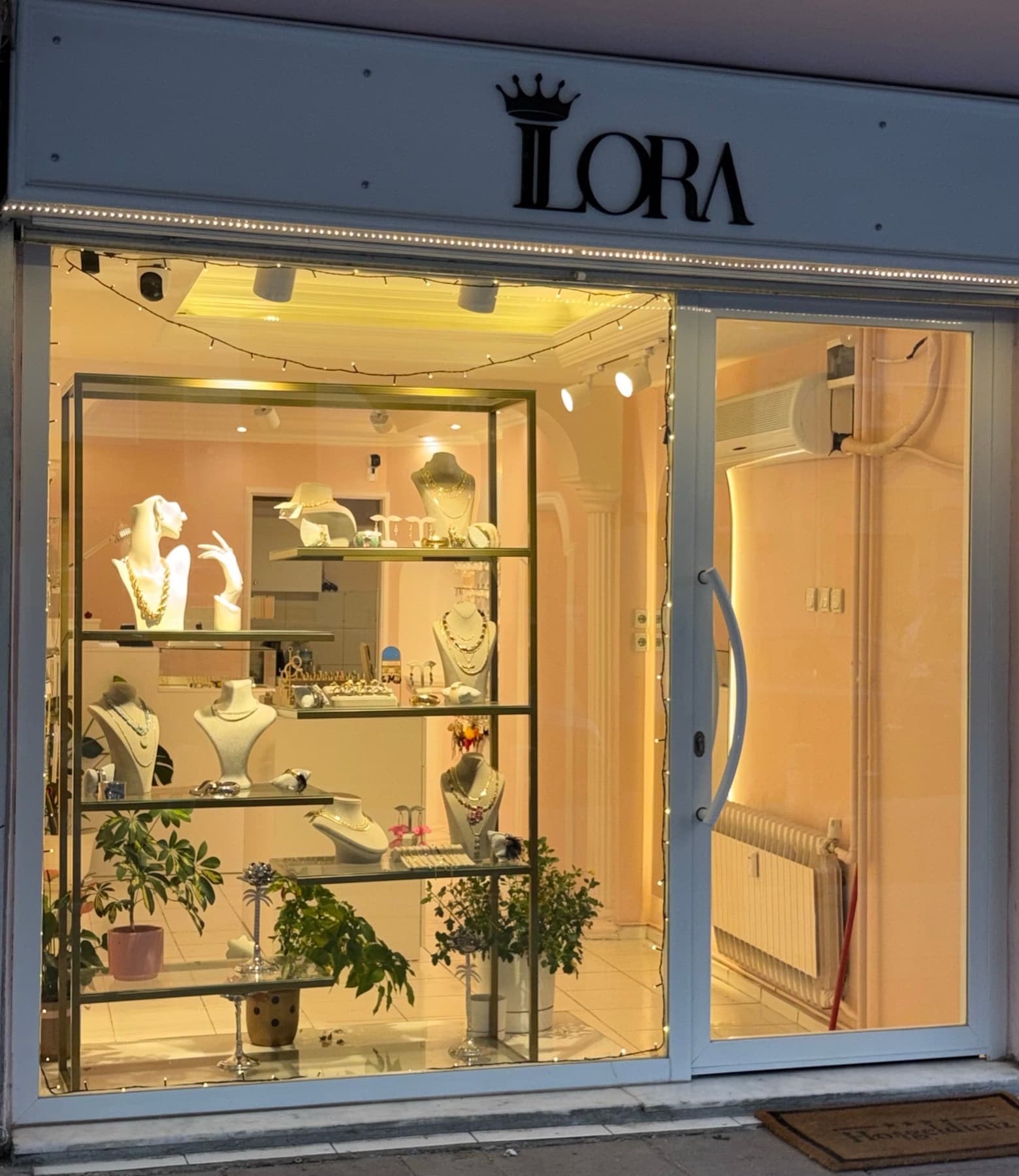 İlora mağazasının pudra pembe cephesi ve önündeki küçük kafe masası